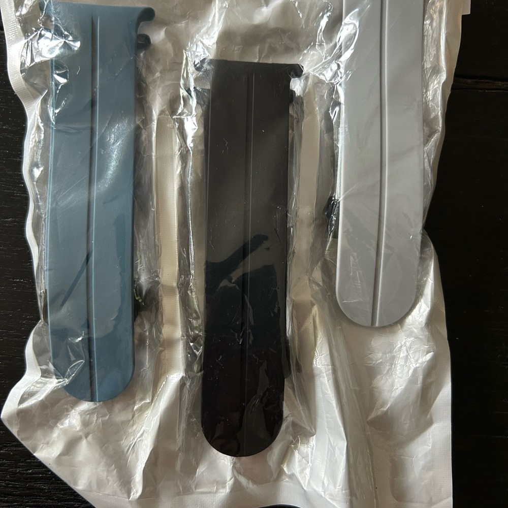 New in package never used Samsung replacement watch bands. Size adjusting to fit